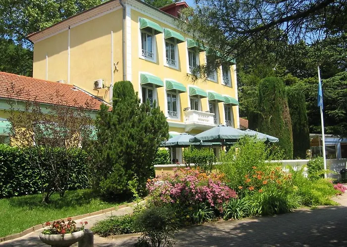 Отель Le Cedre De Soyons
